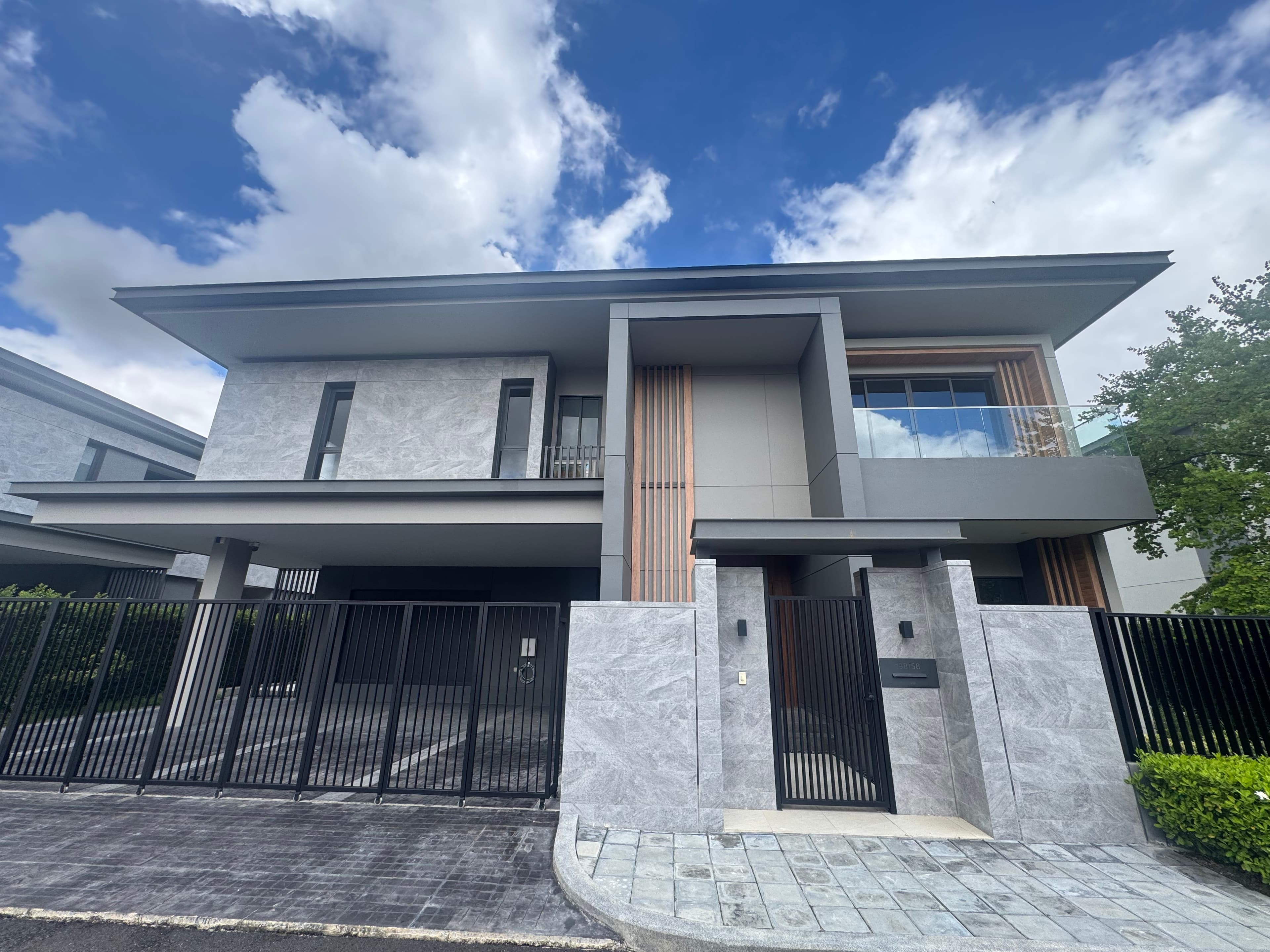 Lake Legend: brand-new 4-bed house, marble hall to garden