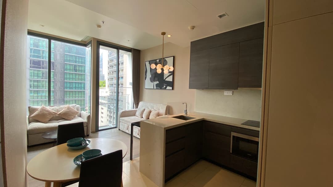 Open peninsula kitchen, skyline glass — The Esse Asoke photo 1