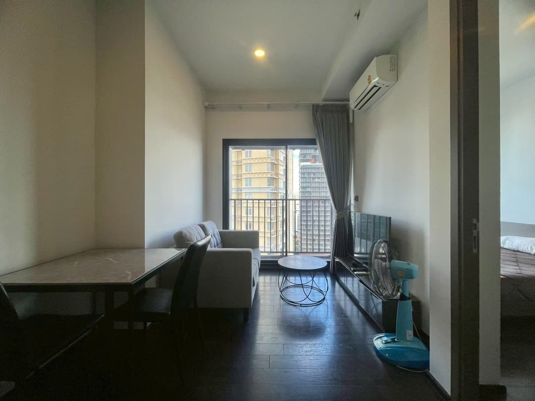 Private balcony, city outlook — Park Origin Thonglor photo 1
