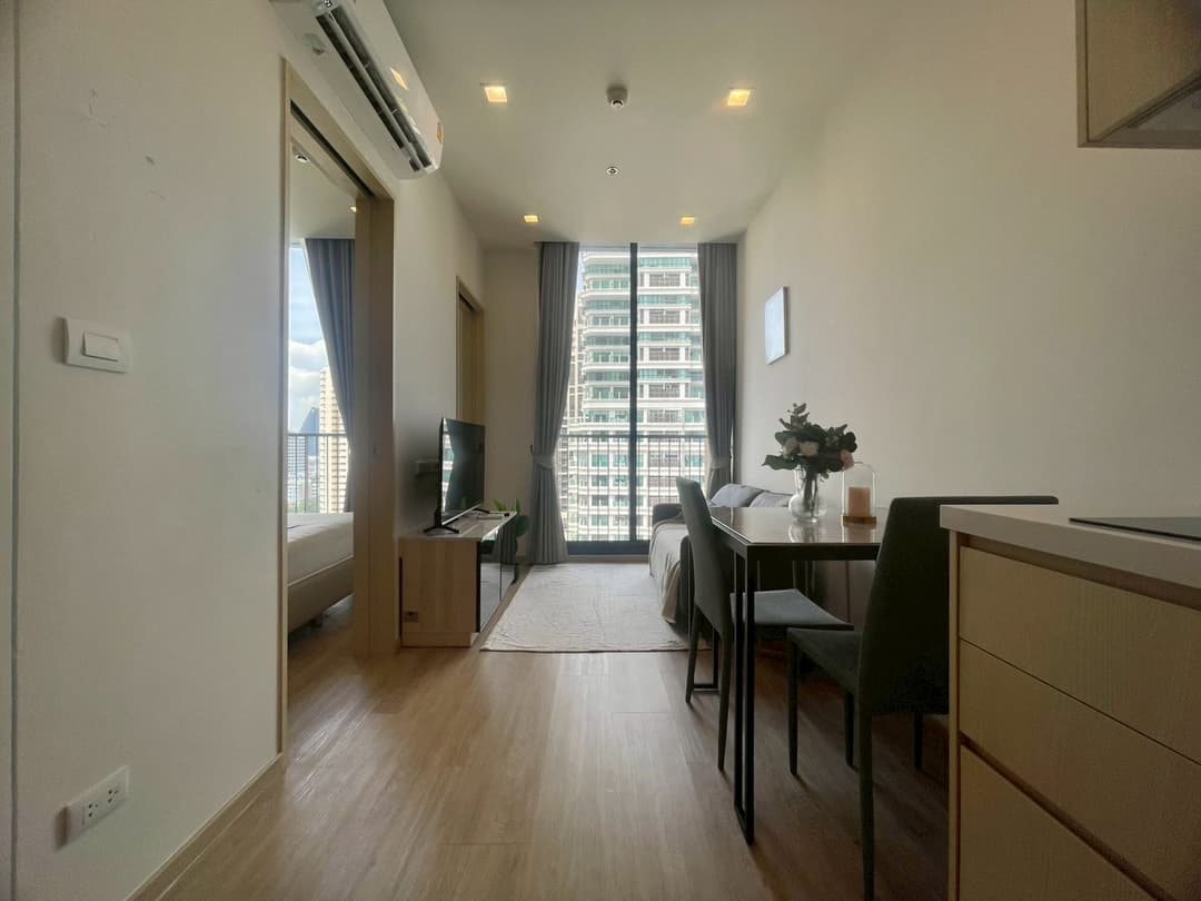 Noble State 39: furnished high-floor 1BR with skyline views photo 1
