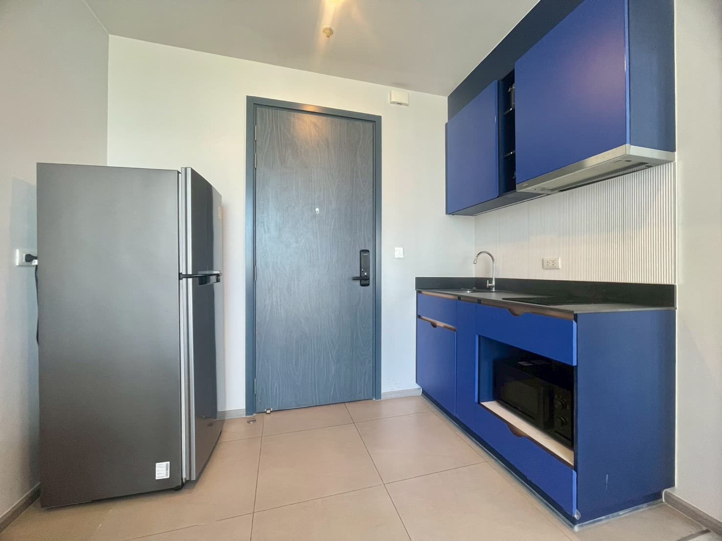 Corner windows and a work desk, high floor — XT Ekkamai