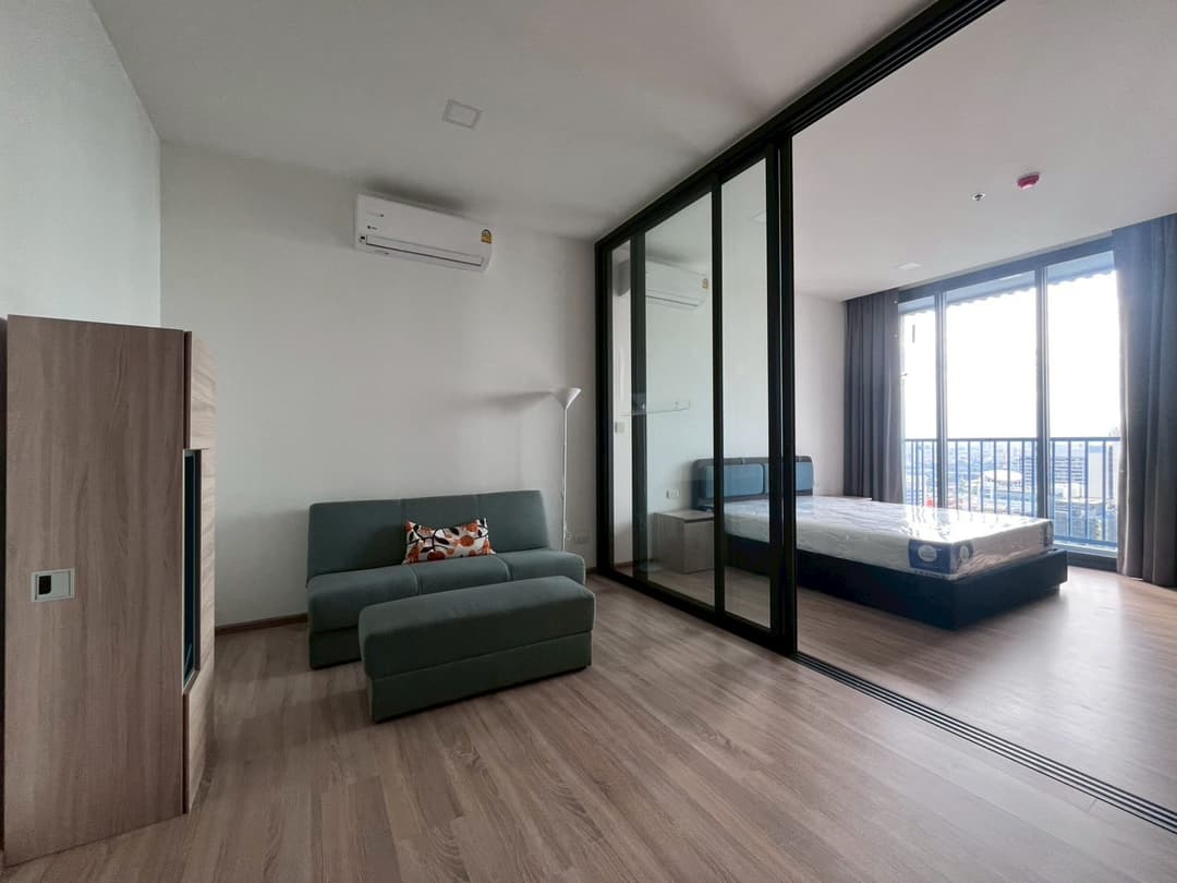 High-floor 1BR with skyline balcony — XT Phayathai photo 1