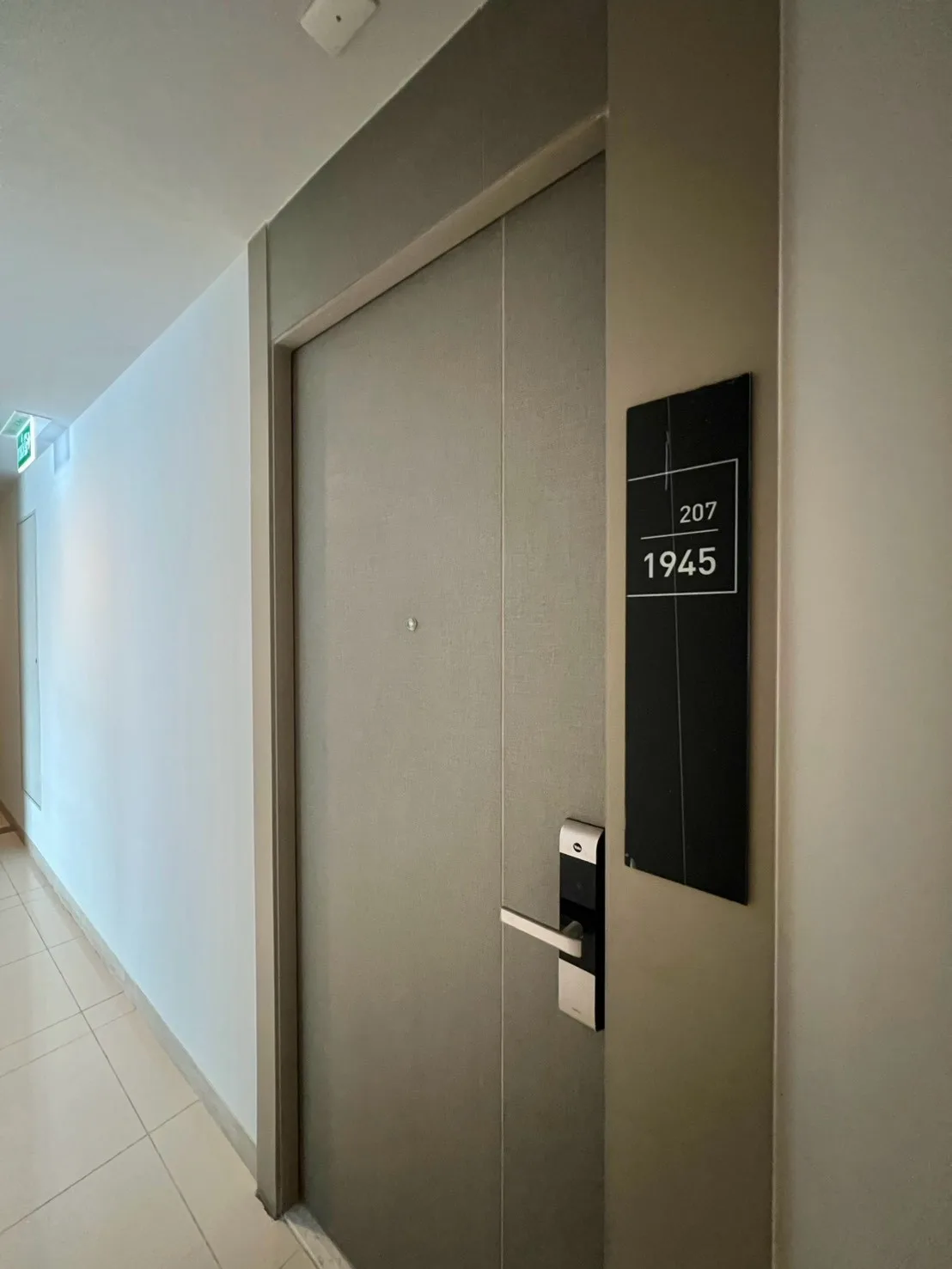Glass-wall bedroom, high-floor balcony — Life Asoke Rama9 photo 1