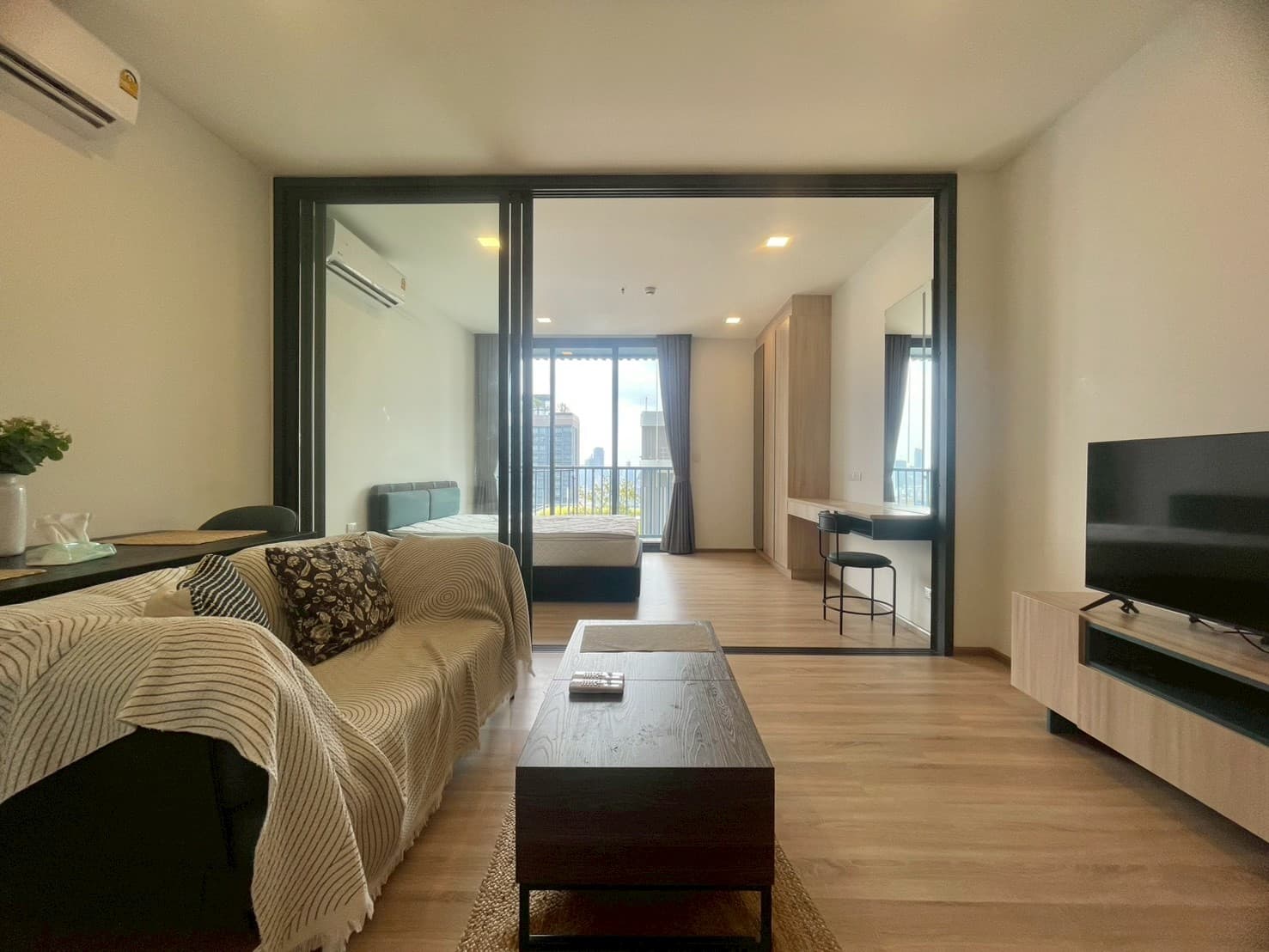 Spacious 42 sqm 1BR with balcony + work nook — XT Phayathai