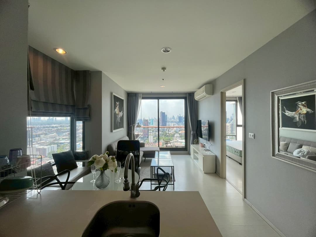 Big balcony lounge over the skyline — Rhythm Sukhumvit 42 photo 1