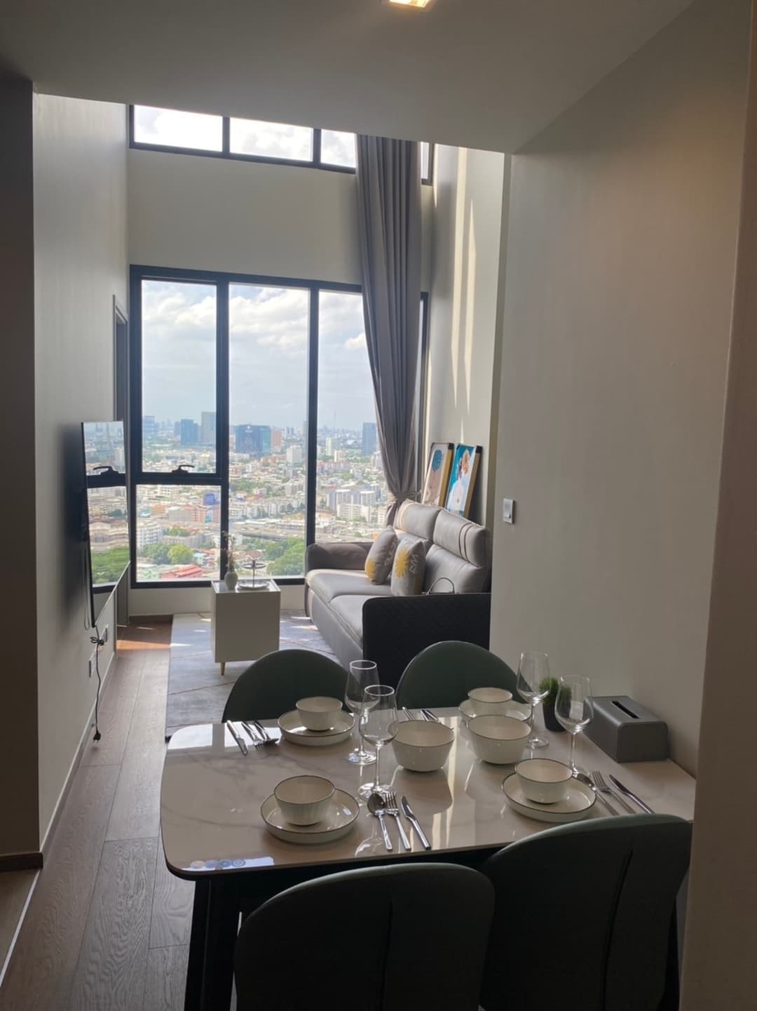 High-floor duplex, city-view dining — IDEO Q Victory photo 1