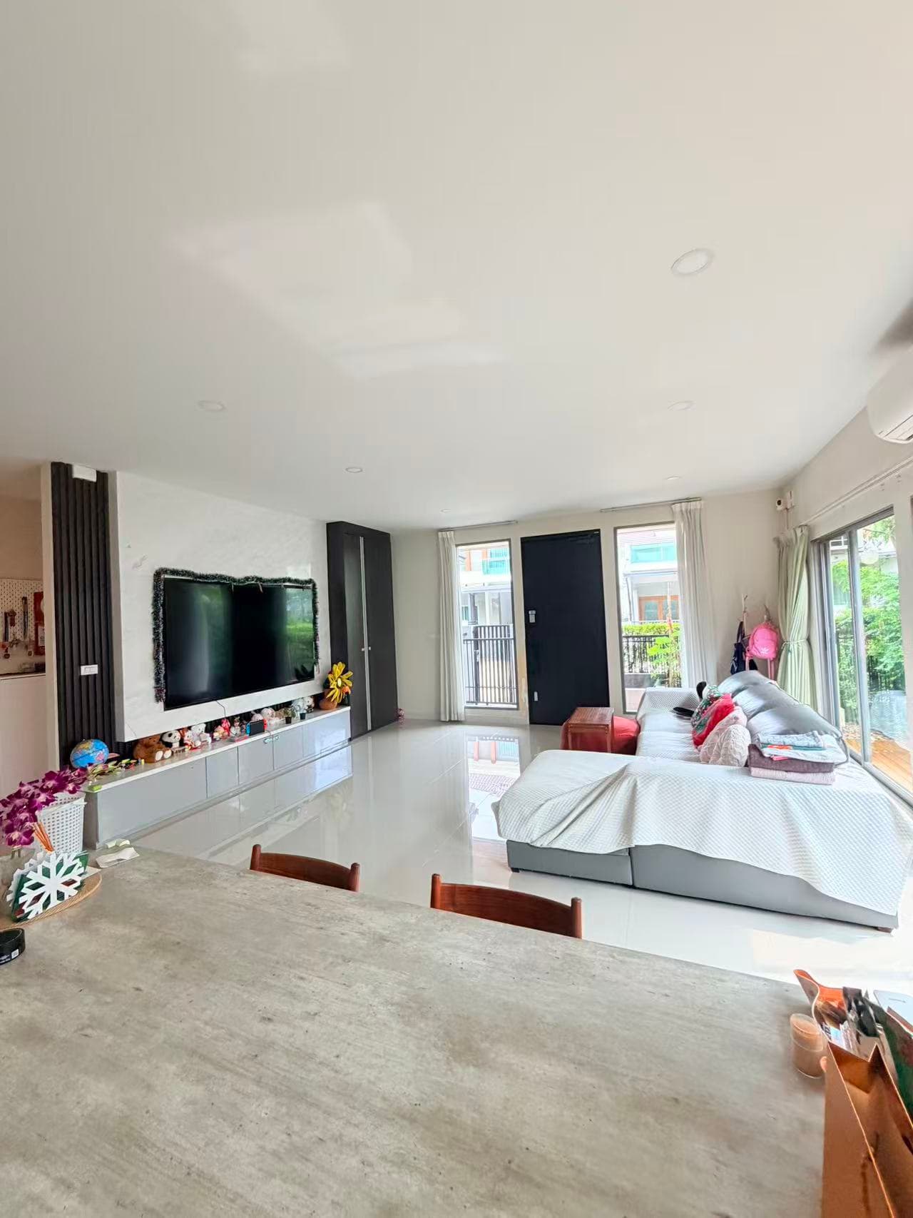 Bright dual-aspect master, 4-bed house at Perfect Place R9