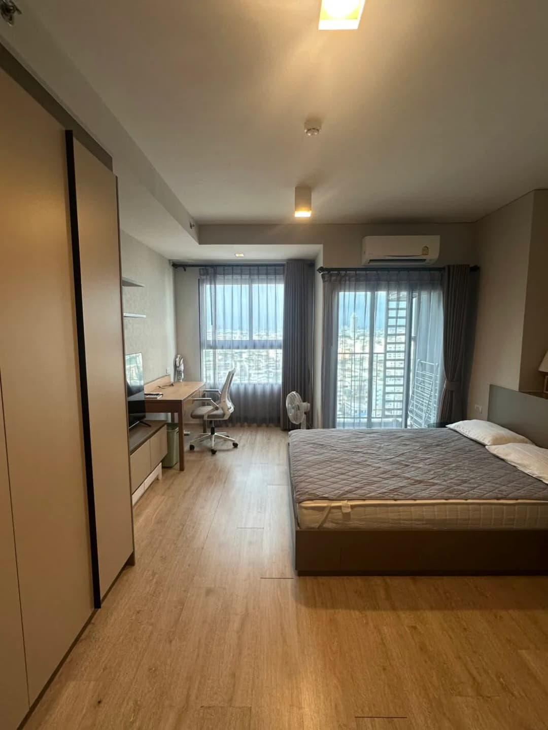 Ideo Sathon-Wongwian Yai | 1 Bedroom for Rent photo 1